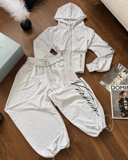 Спортивный костюм Спортивный костюм